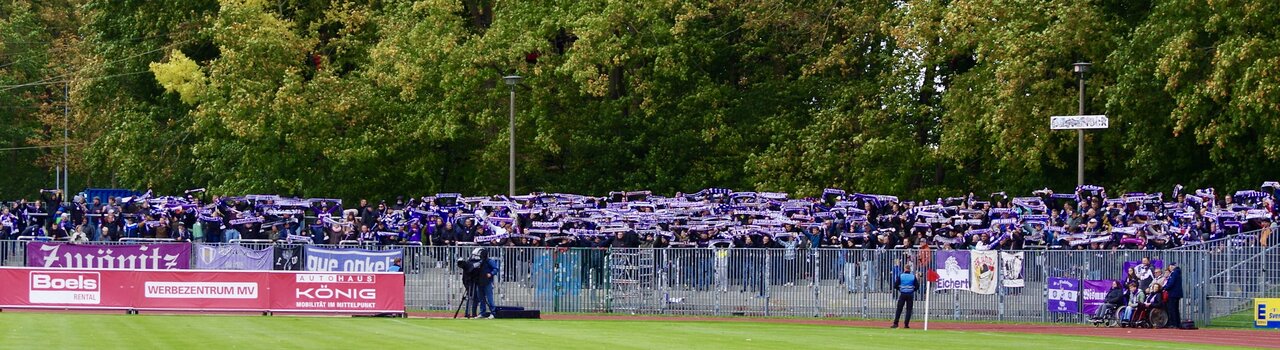 Immer da - die Fans in lila-weiß.