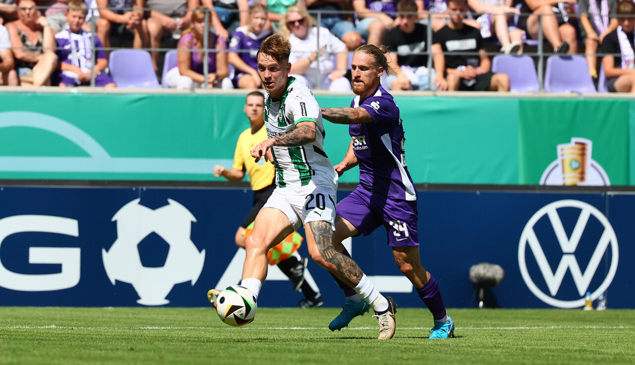 Zweikampf Aue gegen Gladbach.