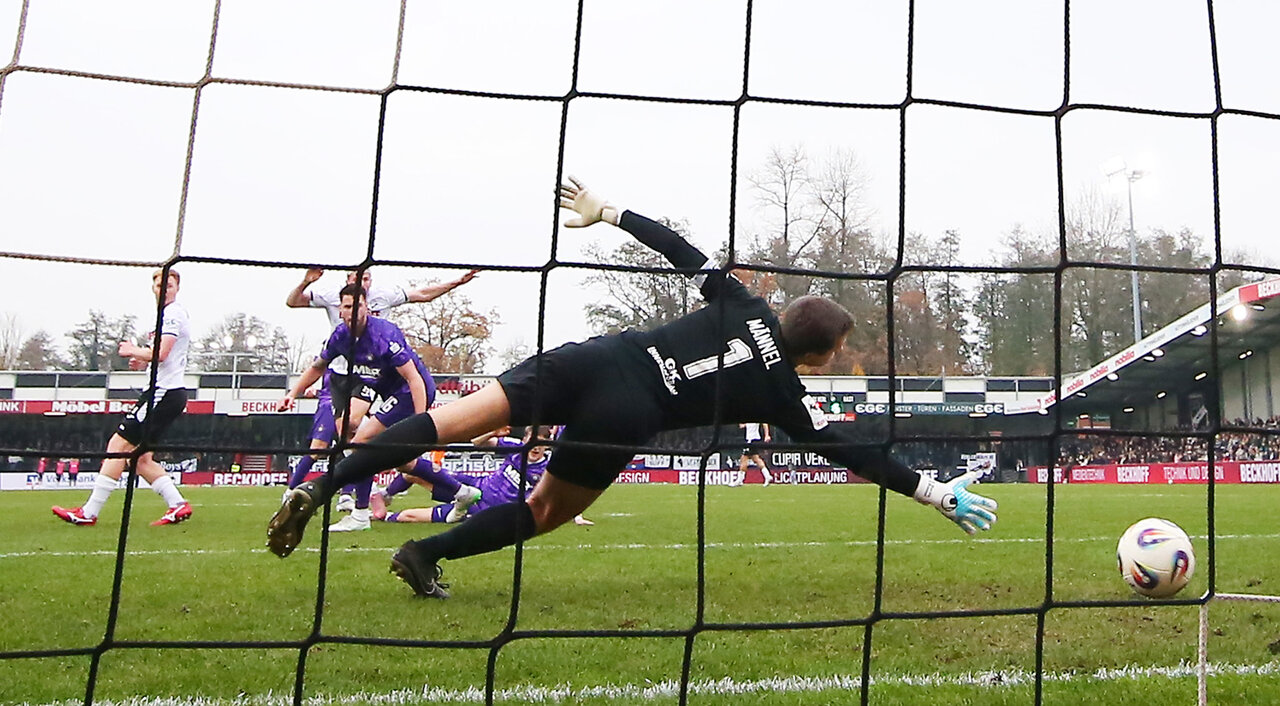 Torwart Martin Männel streckt sich.