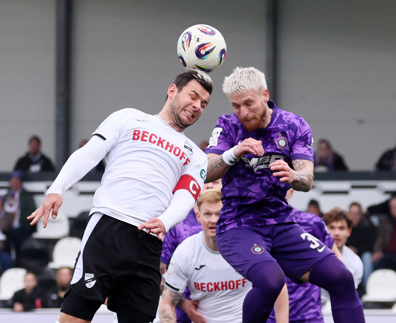 Marvin Stefaniak im Kopfballduell.