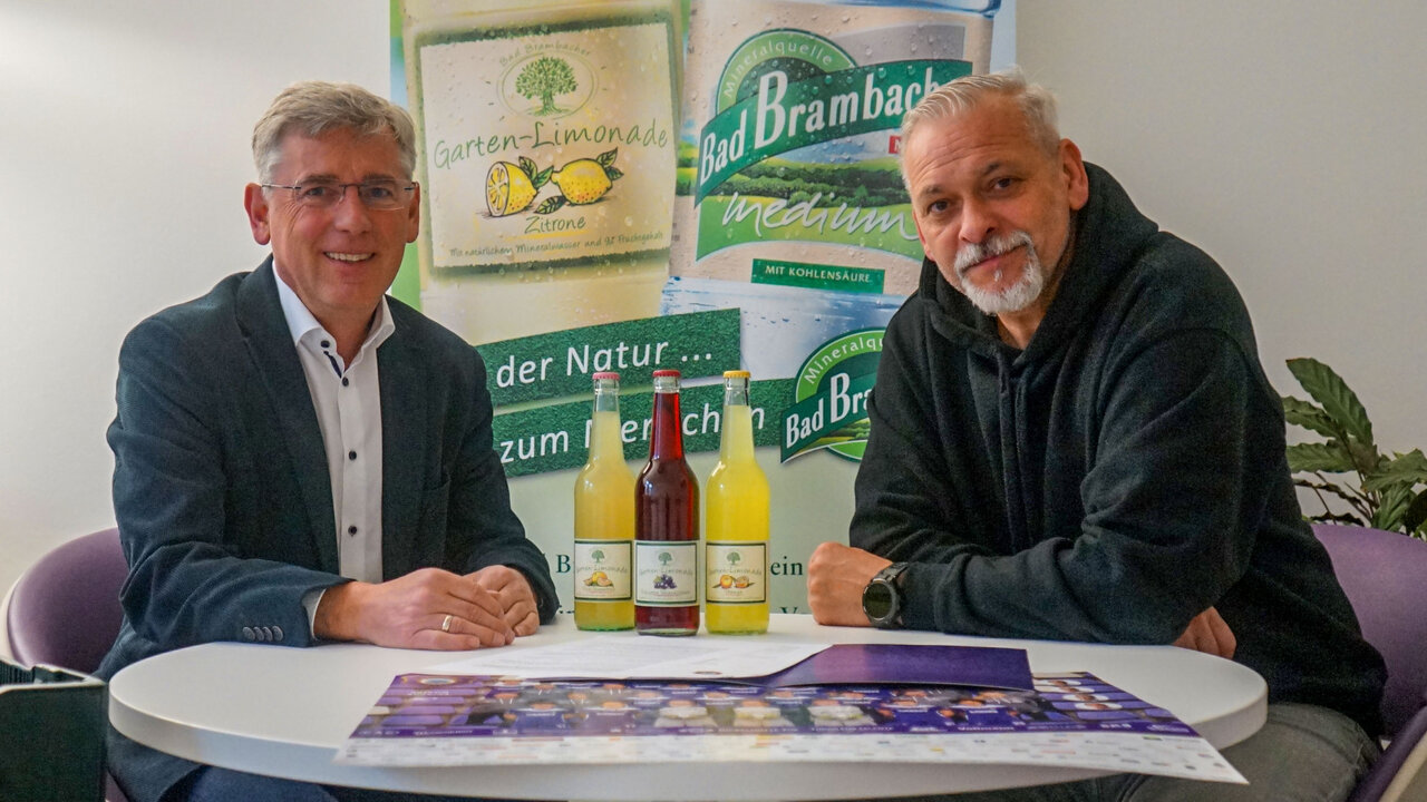 Vertragsunterschrift Bad Brambacher beim FCE.