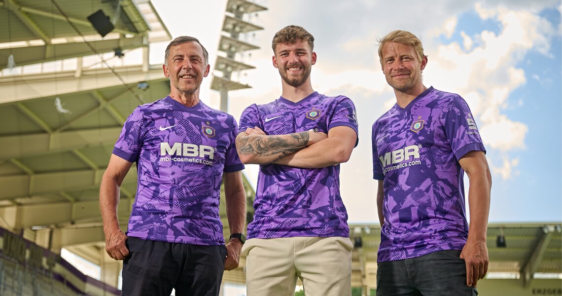 Harald Mothes, Eric Uhlmann und Jan Hochscheidt im neuen Heimtrikot - Foto: Foto-Atelier Lorenz Harald Mothes, Eric Uhlmann und Jan Hochscheidt im neuen Heimtrikot