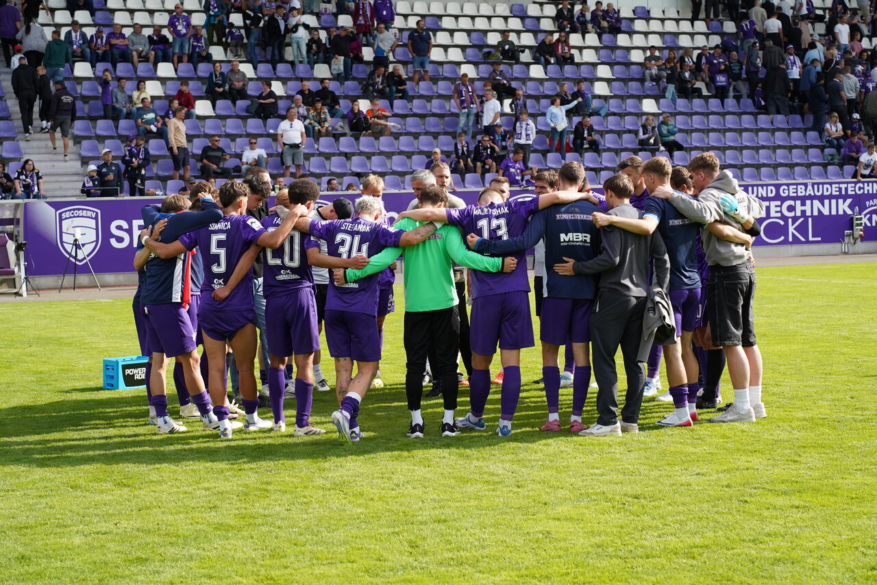 Hängende Köpfe nach dem Spiel. 