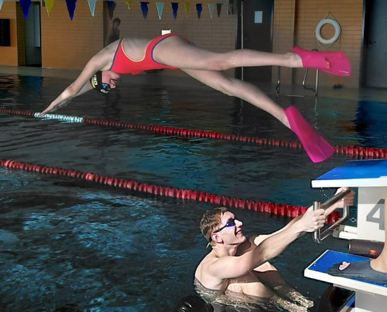 Kopfsprung mit Flossen.