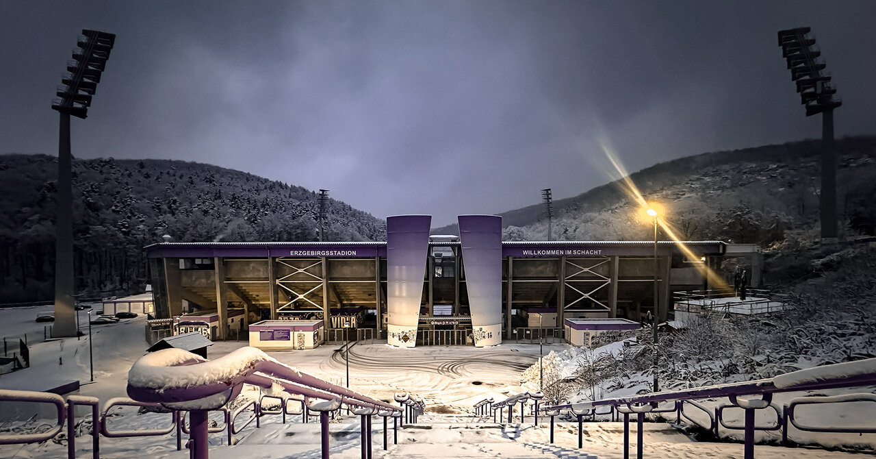 Stadion im Flutlicht.