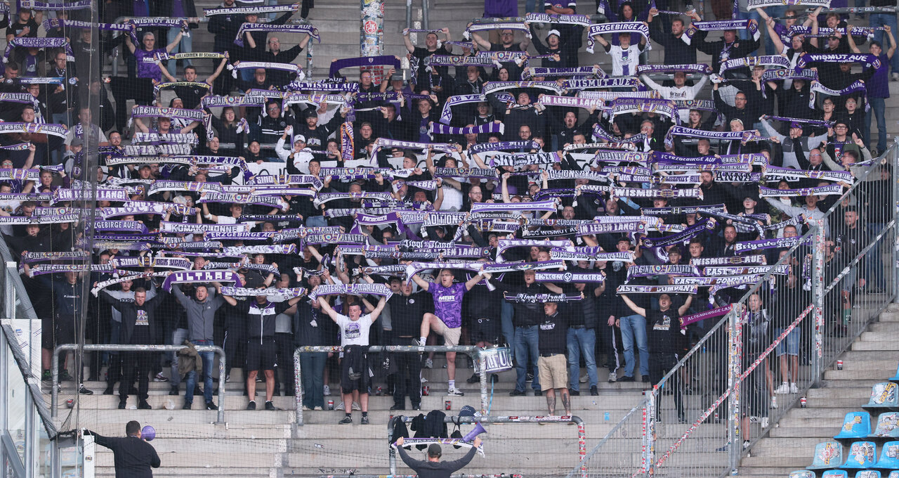 Egal wann, egal wo - immer dabei: die Fans in lila-weiß.