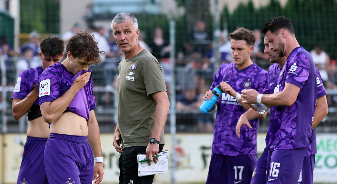 Trainer mit Mannschaft nach dem Testspiel.