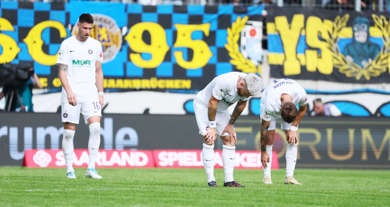 Hängende Köpfe nach dem Abpfiff. 