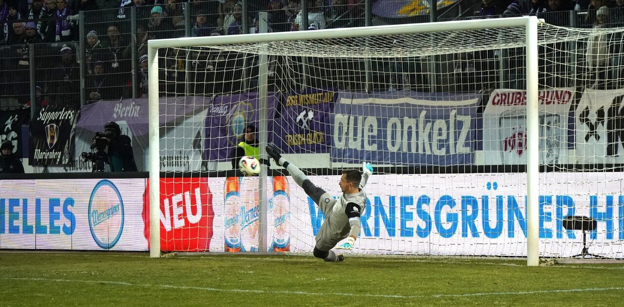 Die Bank - Martin Männel hält den Elfer. 