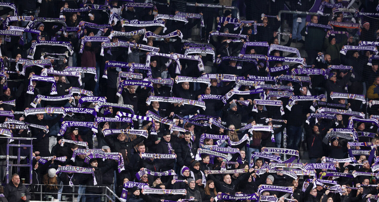 Fans auf der Tribüne.