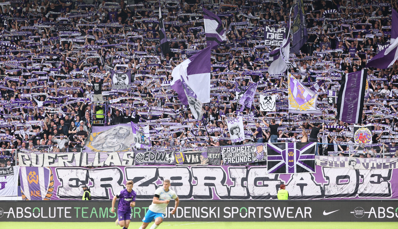 Endlich wieder Fußball im Lößnitztal - die Fans in lila-weiß.