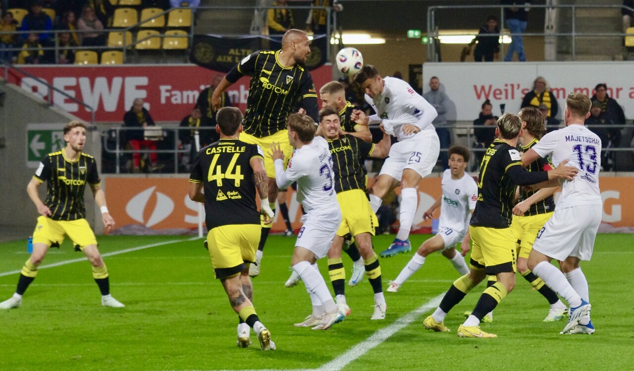 Zobel mit der ersten Großchance.