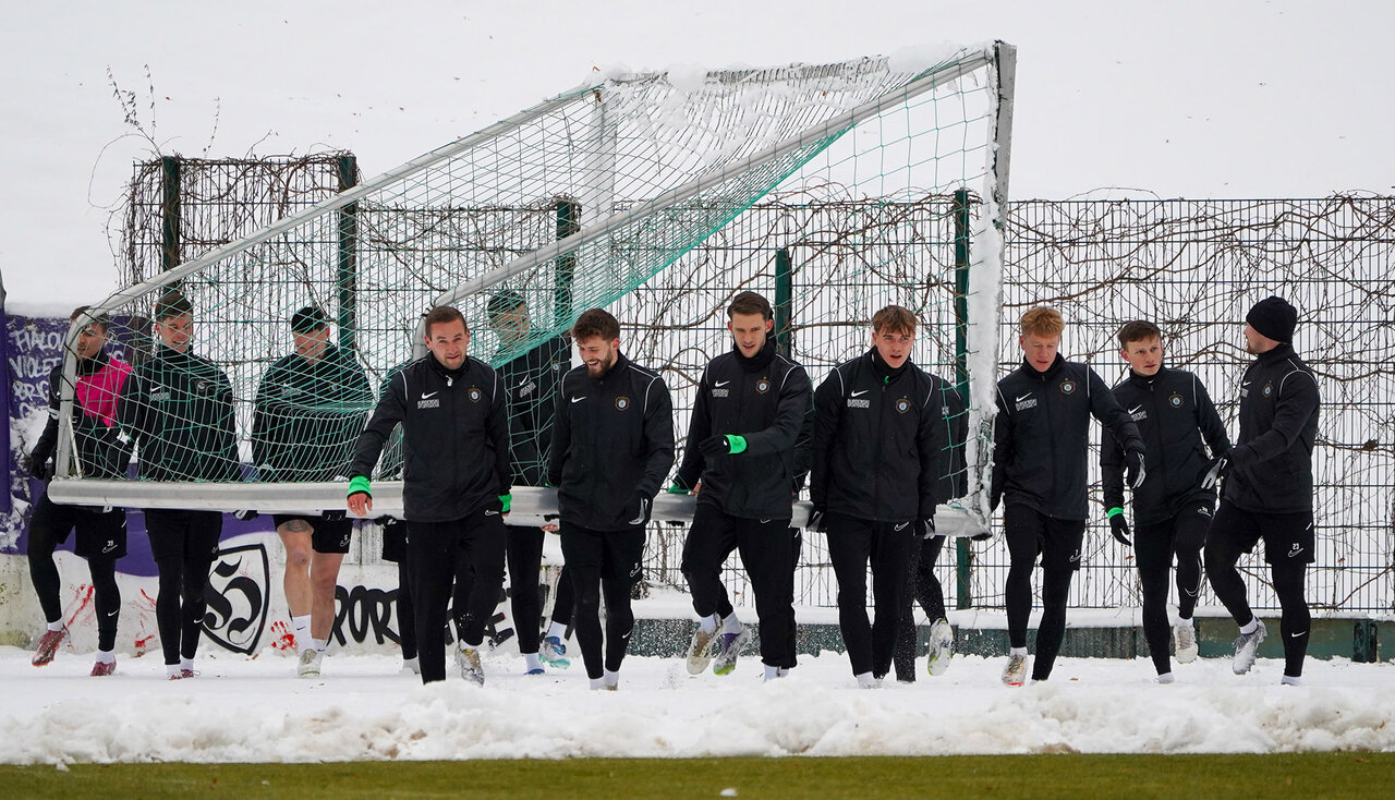 Gemeinsames Tortragen.