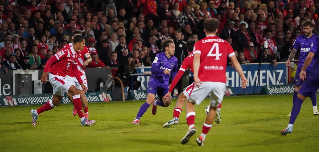 Kein Weg hindurch - Mika Clausen gegen die Cottbusser Hintermannschaft.