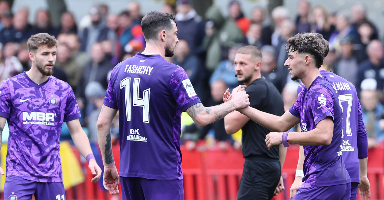 Abklatschen nach Torerfolg. Boris Tashchy und Luan Simnica.