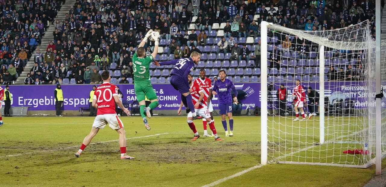 Es fehlte nicht viel - Stefaniak verpasst die Flanke. 