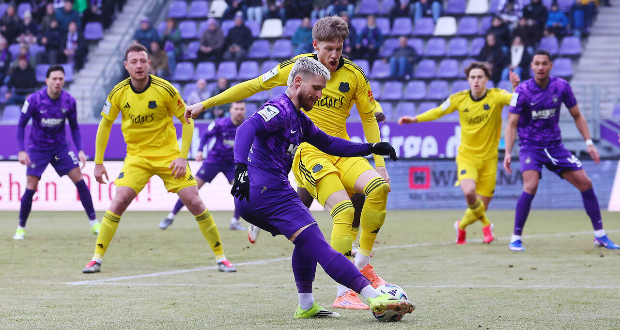 Marvin Stefaniak flankt.