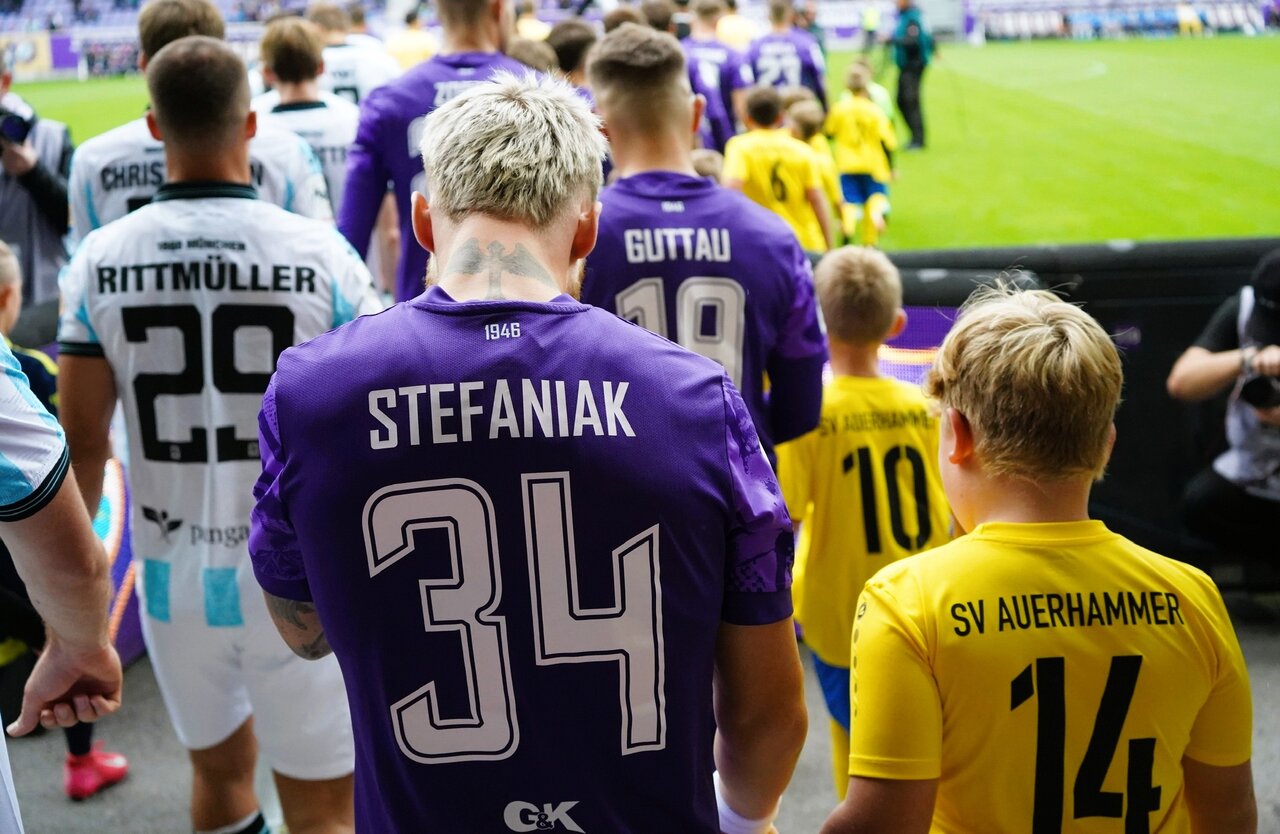 Aus dem Schacht auf den Rasen.