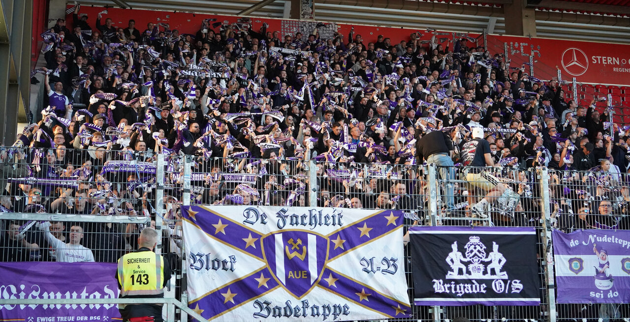 Gäste-Fanblock in Regensburg.