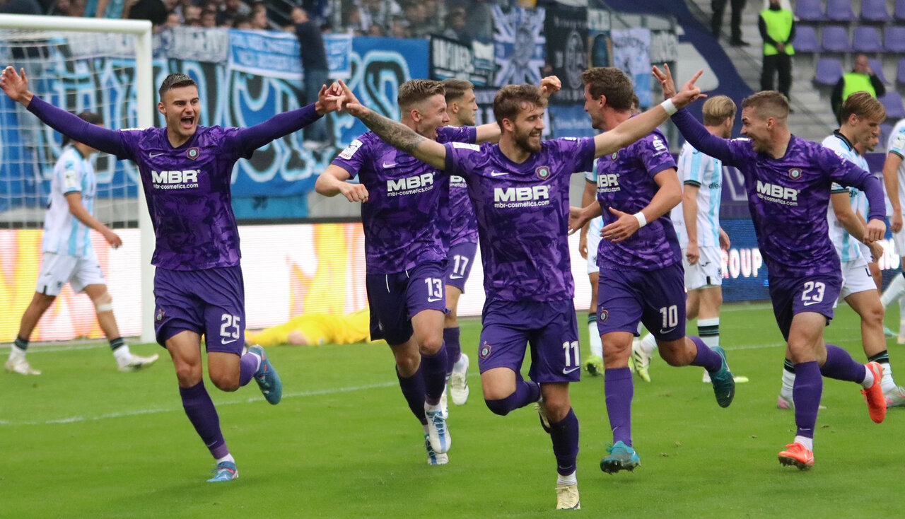 Kollektiver Jubel nach dem 2:0.