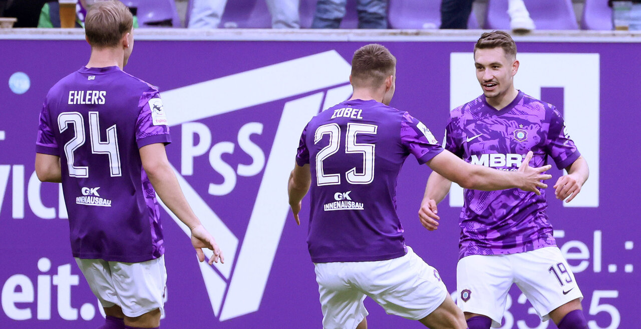 Jubel zu dritt nach dem 2:1.