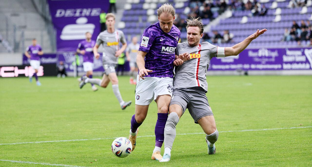 Janni Ehlers im Zweikampf gegen Regensburg.