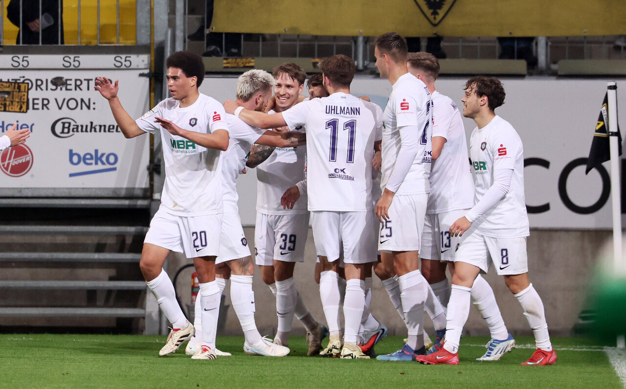 Die Bogenlampe senkt sich ins Tor