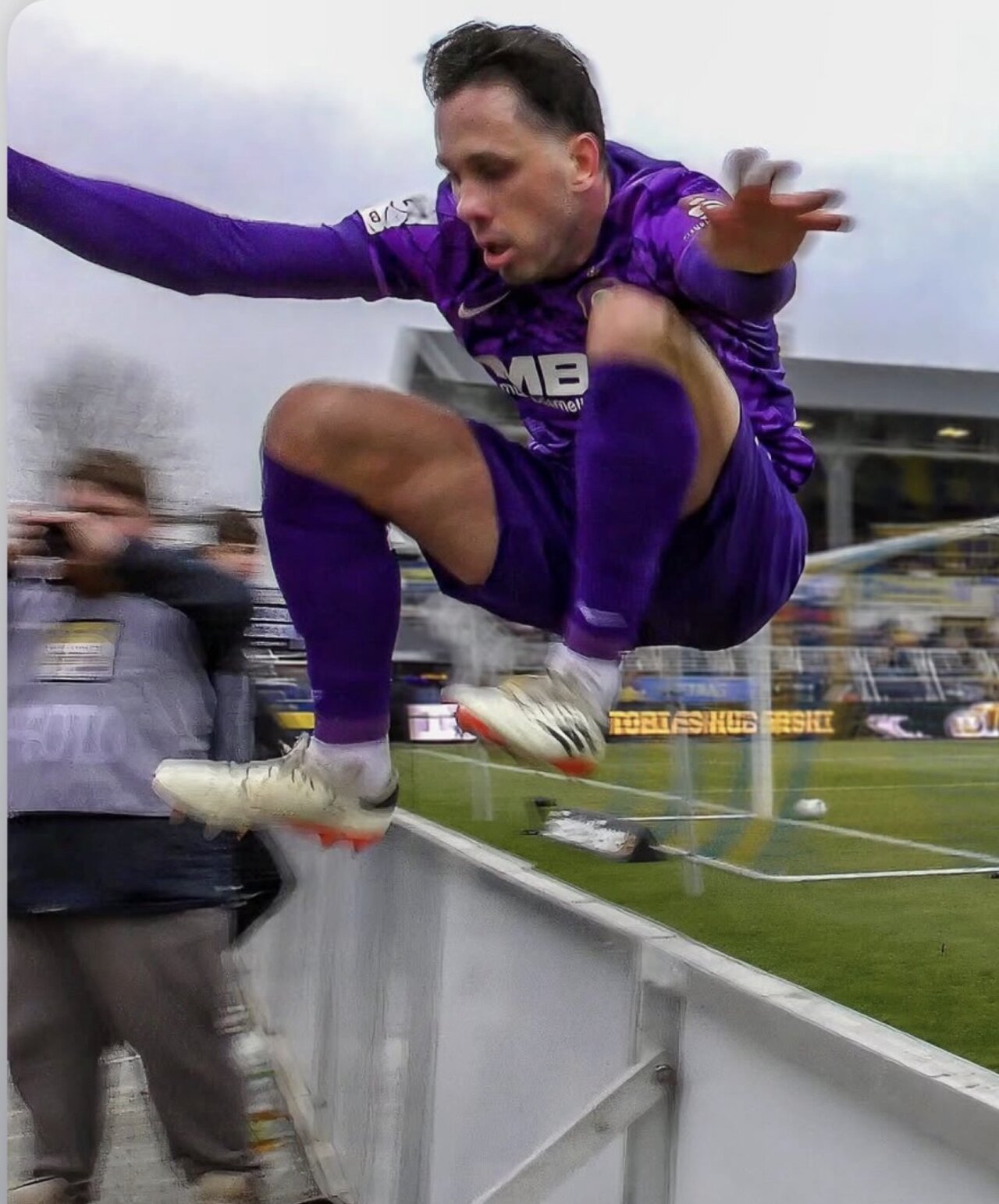 Marcel Bär springt über die Bande.