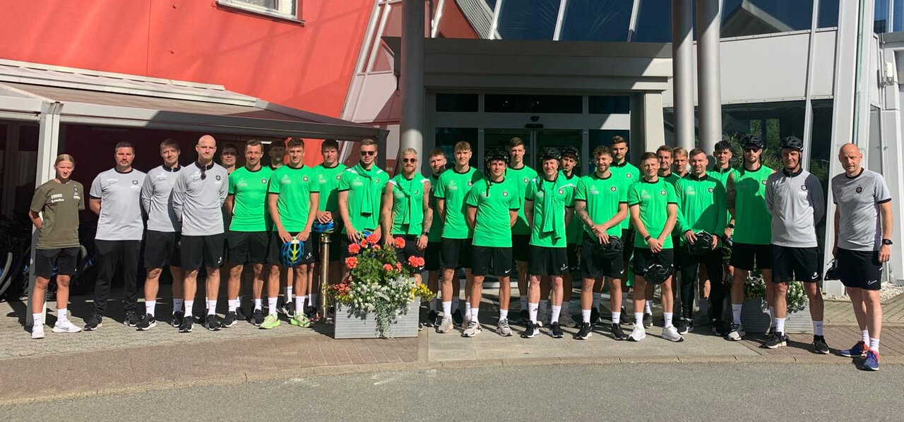 Mannschaft des FCE vor dem Hotel am Bühl in Eibenstock