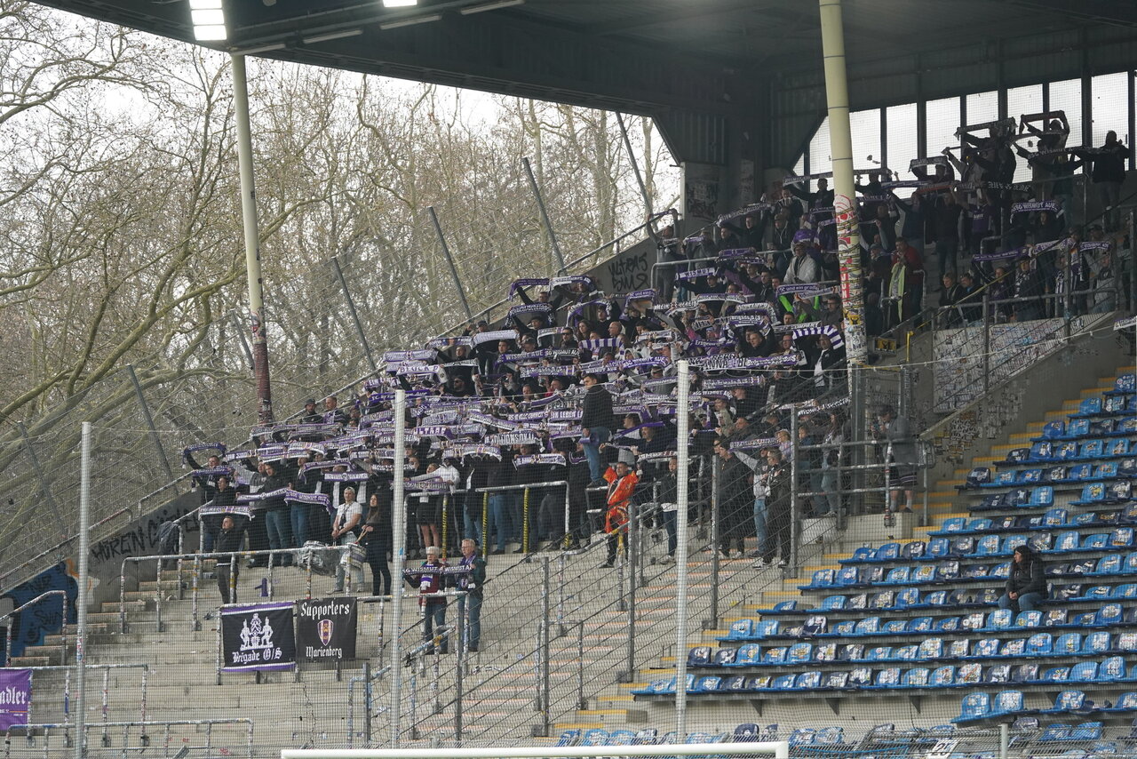 Egal wo, egal wann - die Fans in lila-weiß folgen ihrer Mannschaft.