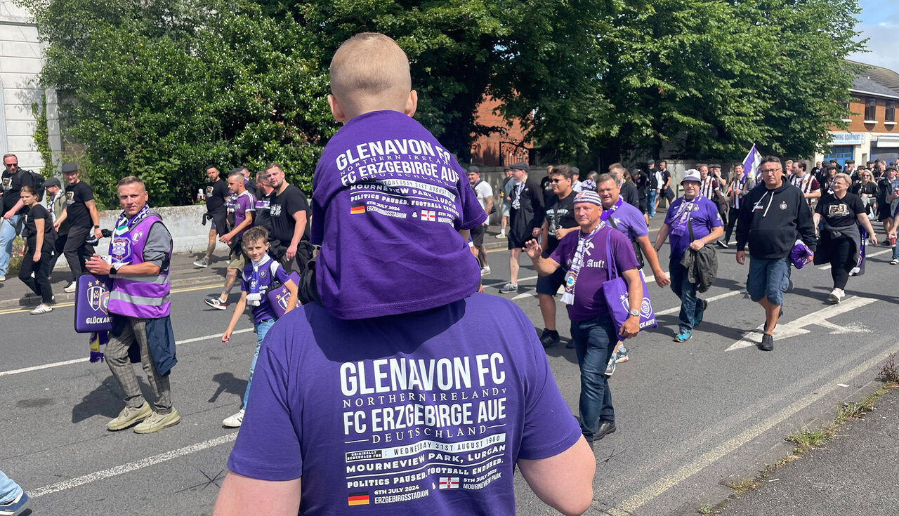 Auefans in Lurgan beim Fanmarsch