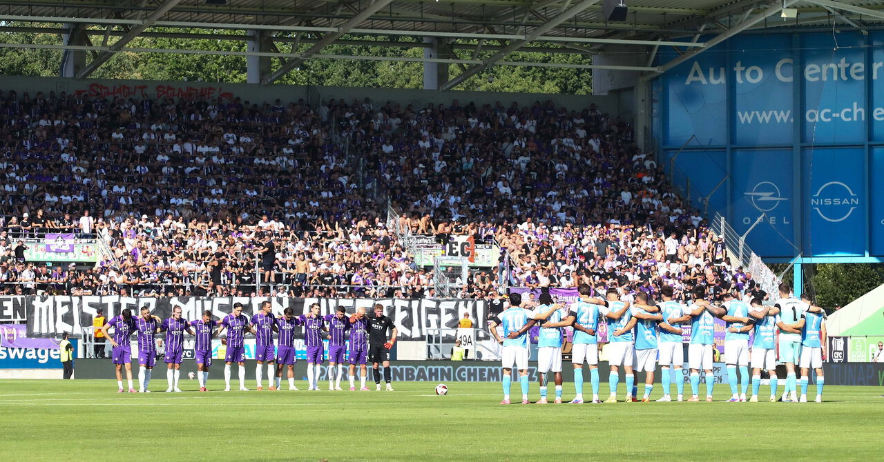 Schweigeminute vor dem Bezirksderby.