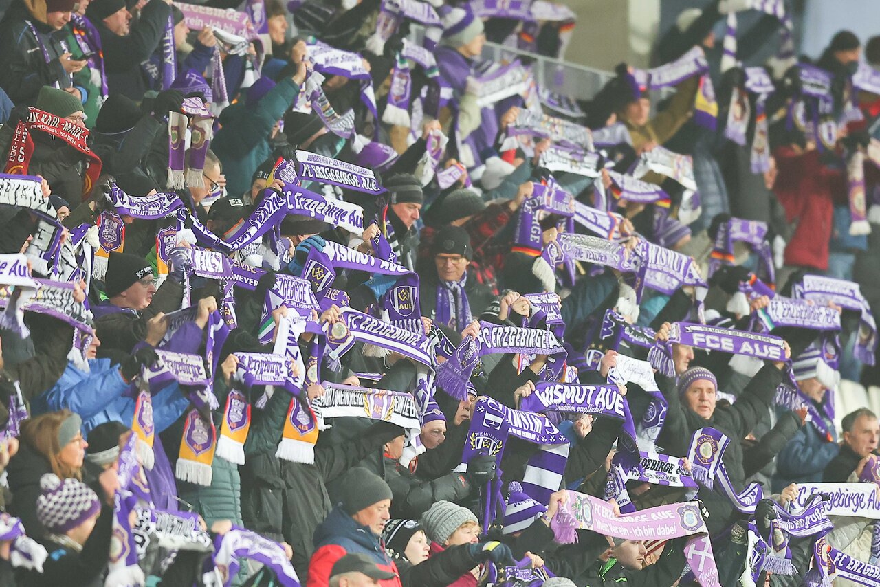 Bei jeder Kälte auch dabei - die Fans in lila-weiß.