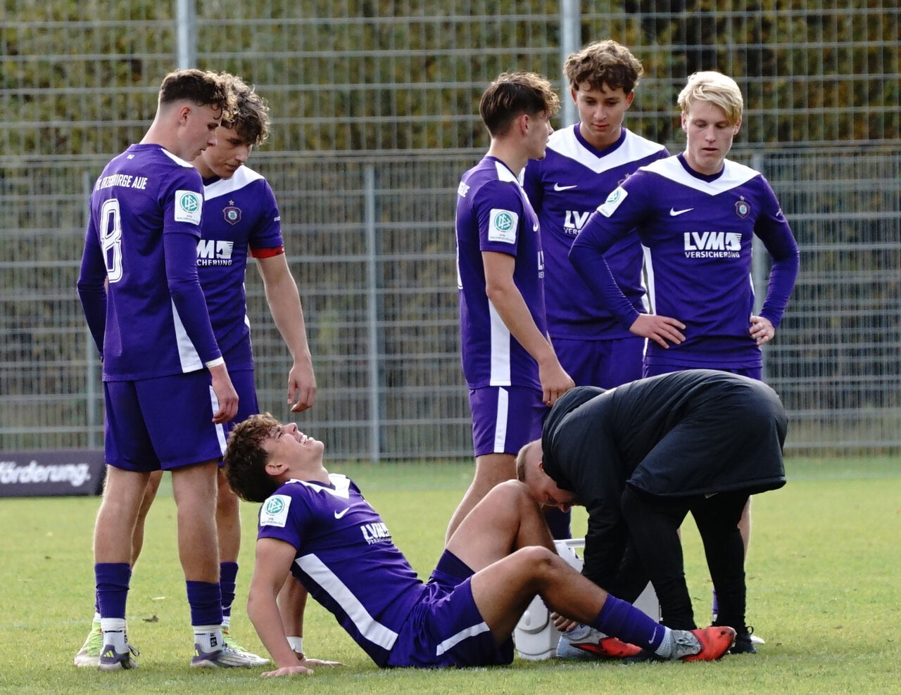 Fabian Mehlitz verletzt am Boden.