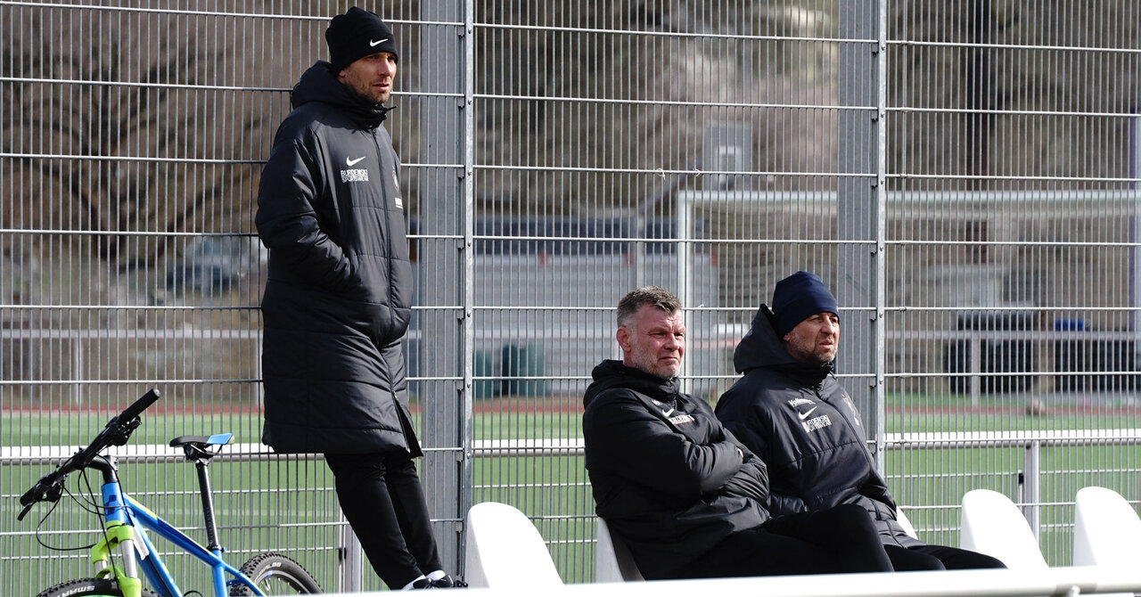 Sportliche Leitung schaut zu.