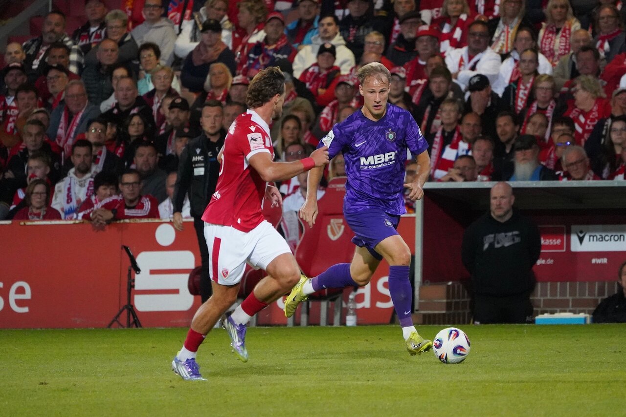 Bemüht aber glücklos - Jannic Ehlers im Laufduell. 