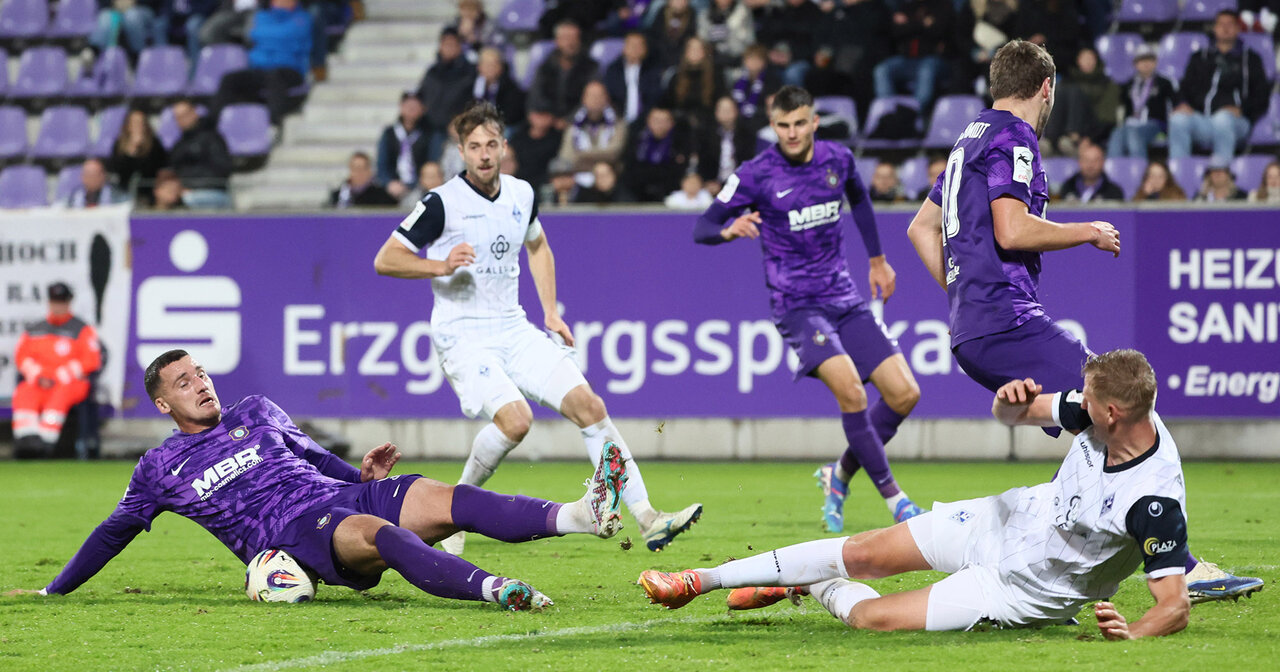 Ricky Bornschein liegt auf dem Ball.