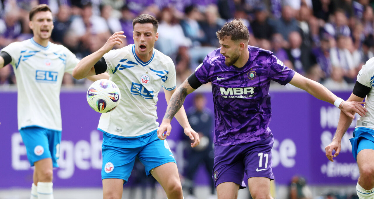 Enge Duelle - Neuzugang Eric Uhlmann im Kampf um den Ball.