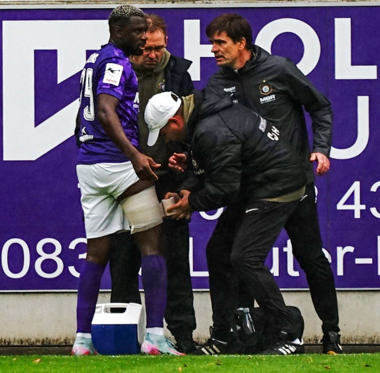 Jamilu Collins wird bandagiert.