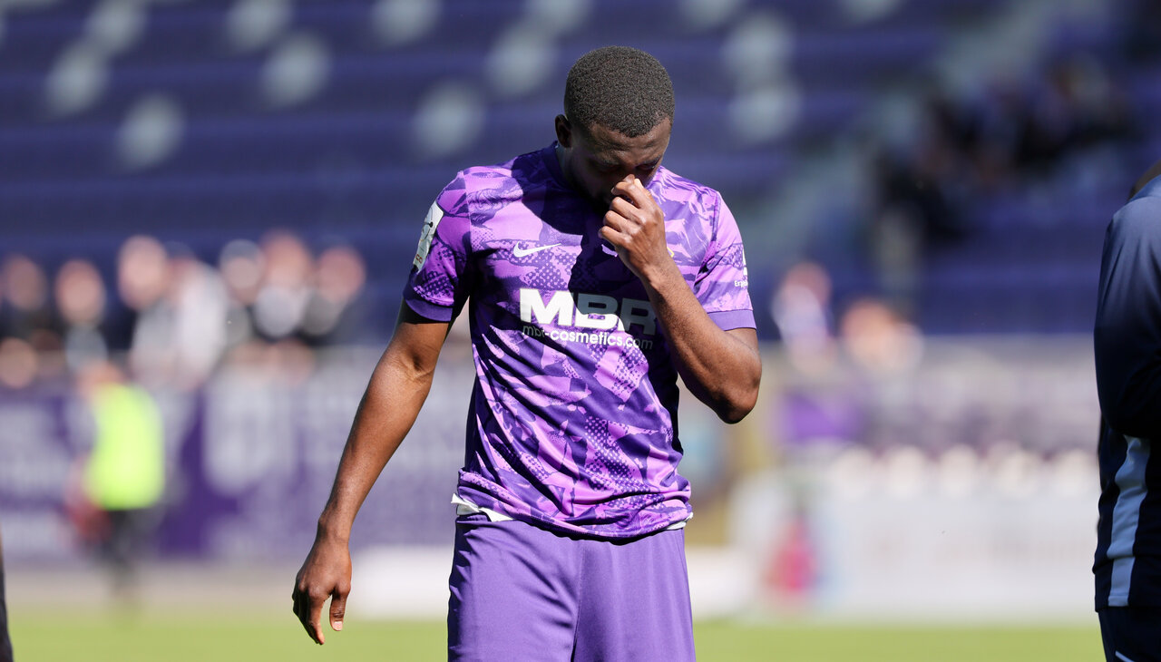 Doppelter Vorlagengeber - Jamilu Collins geknickt nach dem Abpfiff. 