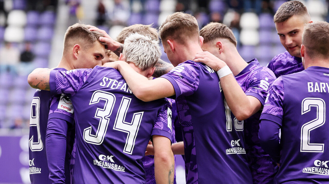 Mannschaftlicher Jubel.