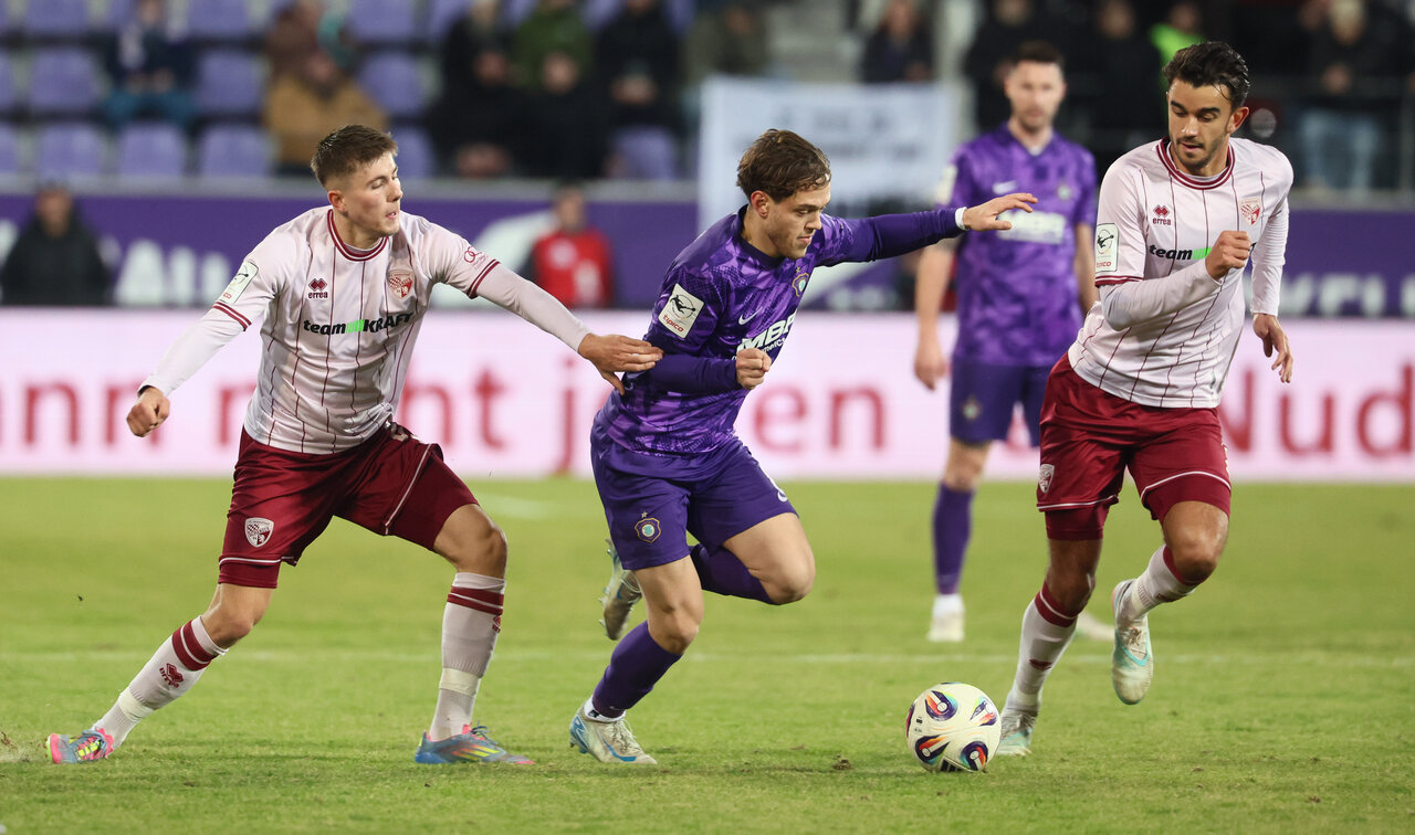 Wenig Spielraum - Mika Clausen am Ball.