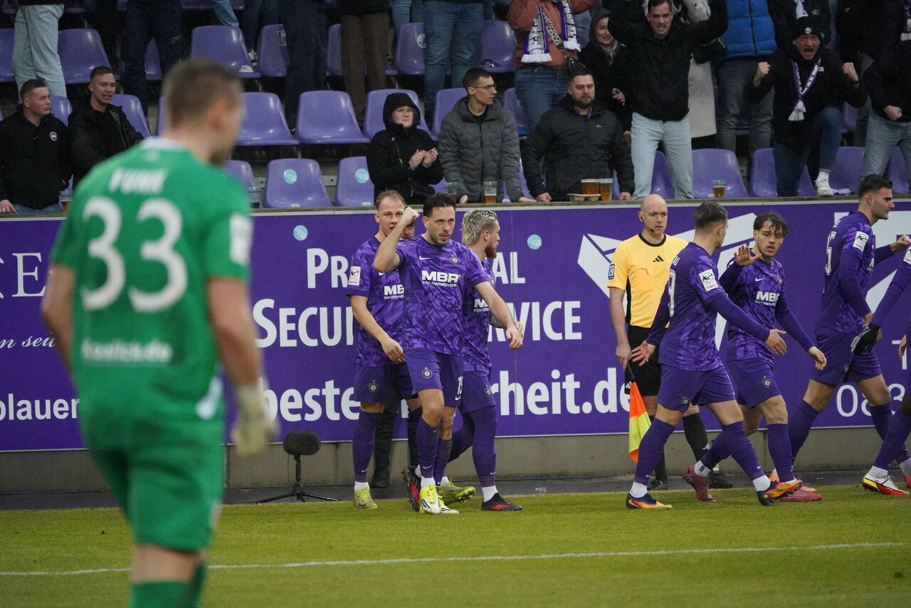 Bär jubelt und bringt Aue in Front.