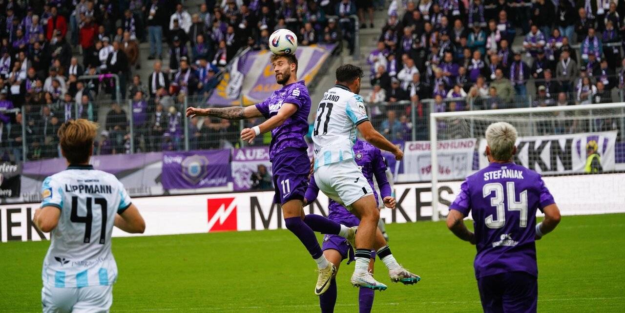 Zweikampf um jeden Ball - Uhlmann behauptet sich gegen Volland.