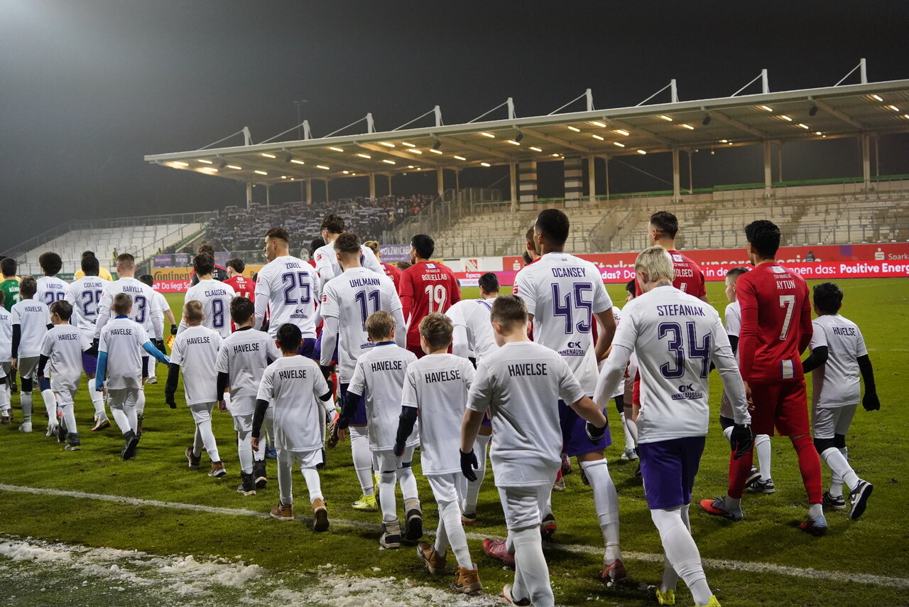 Flutlicht im Eilenriedestadion.