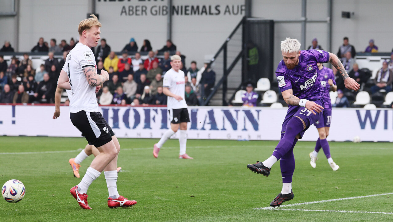 Marvin Stefaniak klärt hinten links.