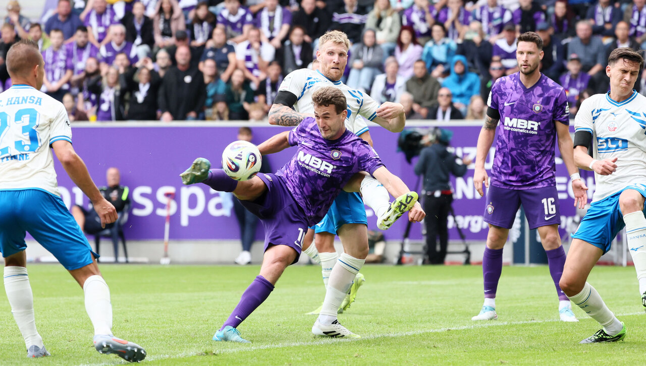 Schussversuch ohne Torerfolg - Julian Günther-Schmidt verpasst die Führung.