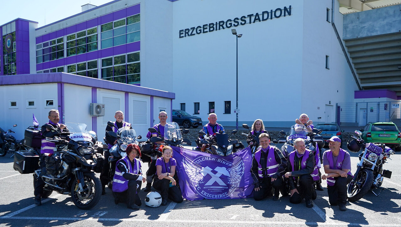 Die Veilchen-Biker vor der Abfahrt nach Nordirland