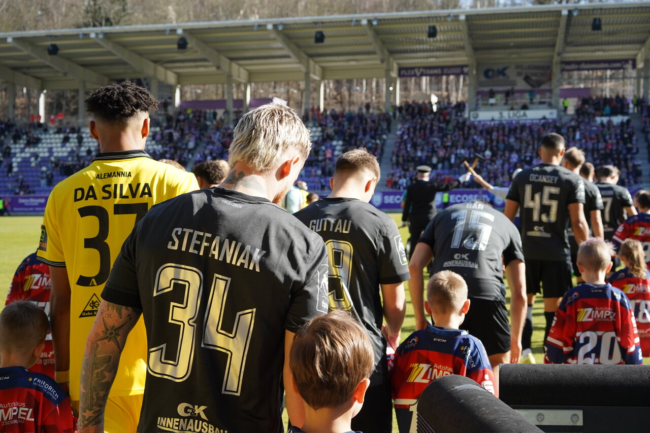 Im neuen Schwarz ins Spiel. 