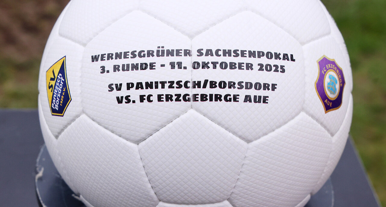 Der Ball mit Aufschrift zum Fußballfest im Landespokal.